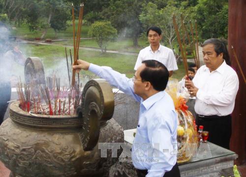 Đồng chí Ngô Văn Dụ dâng hương tưởng niệm các anh hùng liệt sỹ 